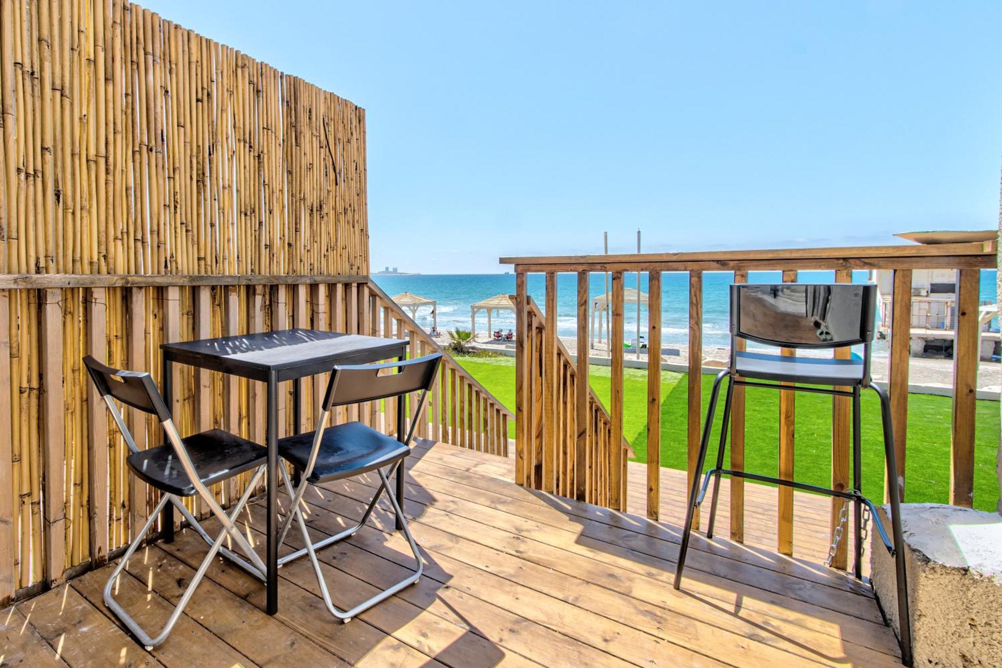 בית חוף מושלם עם גקוזי ומרפסת - Beachside Bliss W Jacuzzi Haifa Exterior foto